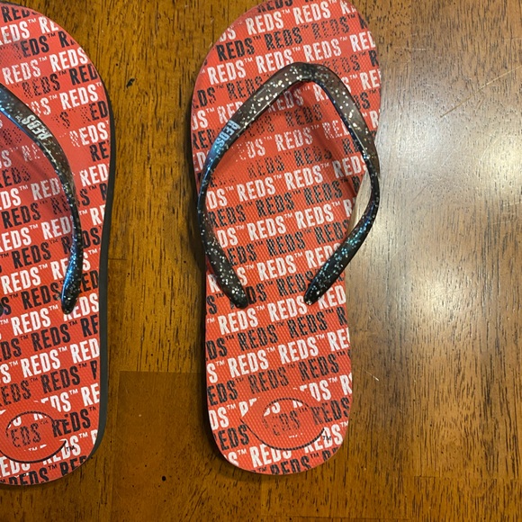 MLB Cincinnati Reds flip-flops. I am guessing on the size, between 6-7 - Picture 6 of 11